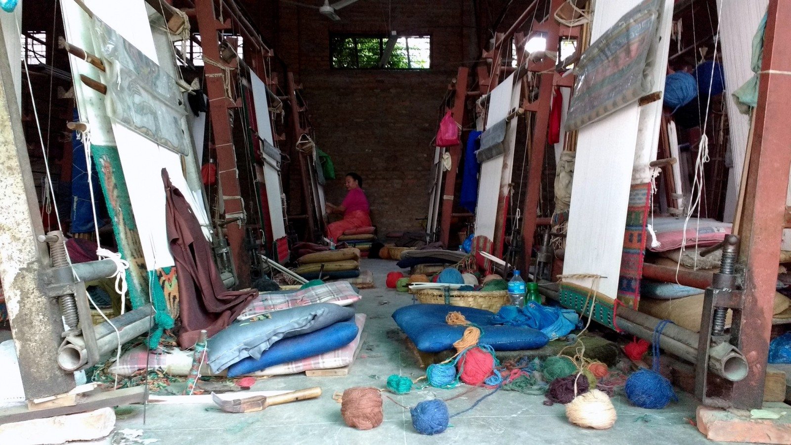 Photo of weaving hall at Jawalakhel Handicraft Centre